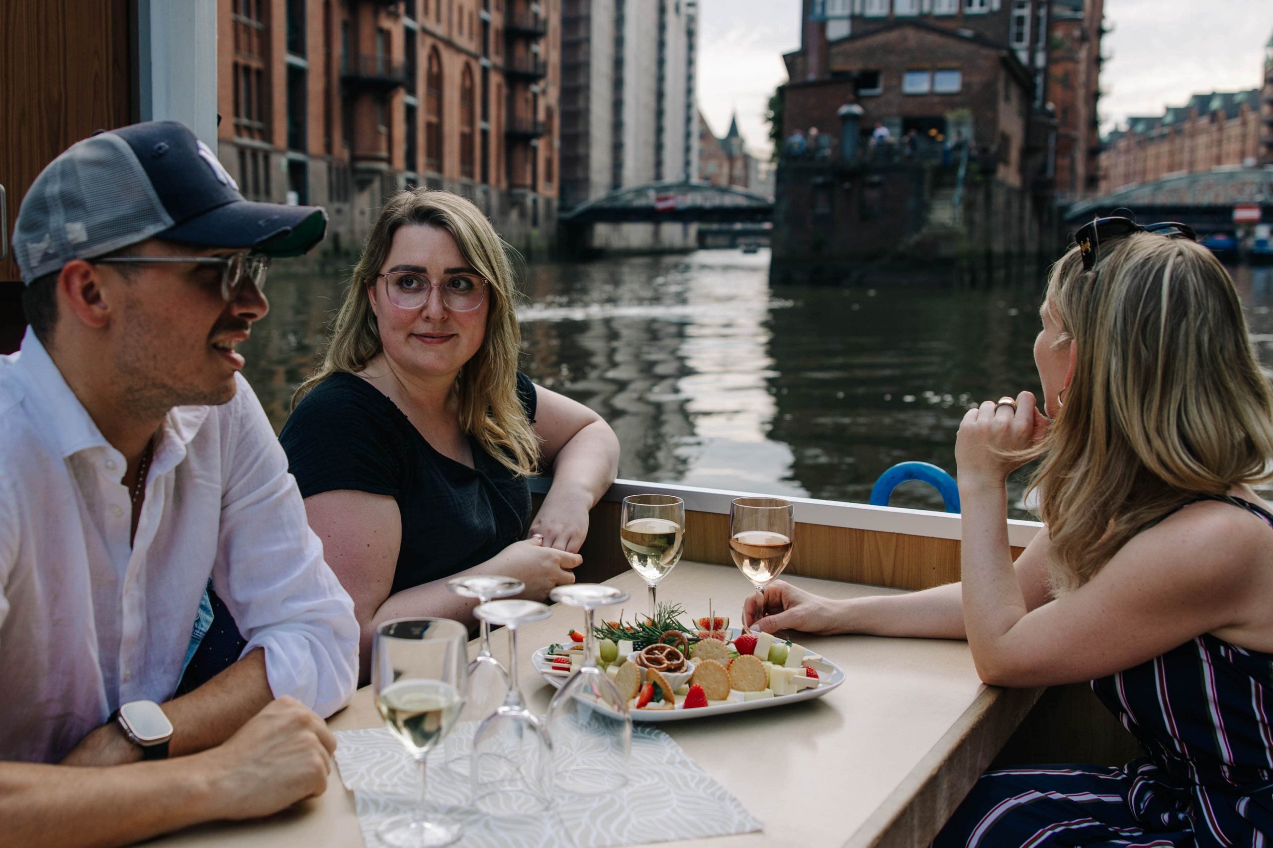Wein & Käse Hafenrundfahrt 18 Jetzt die Tickets buchen und eine schöne Wein- und Käse-Hafenrundfahrt an Bord genießen.