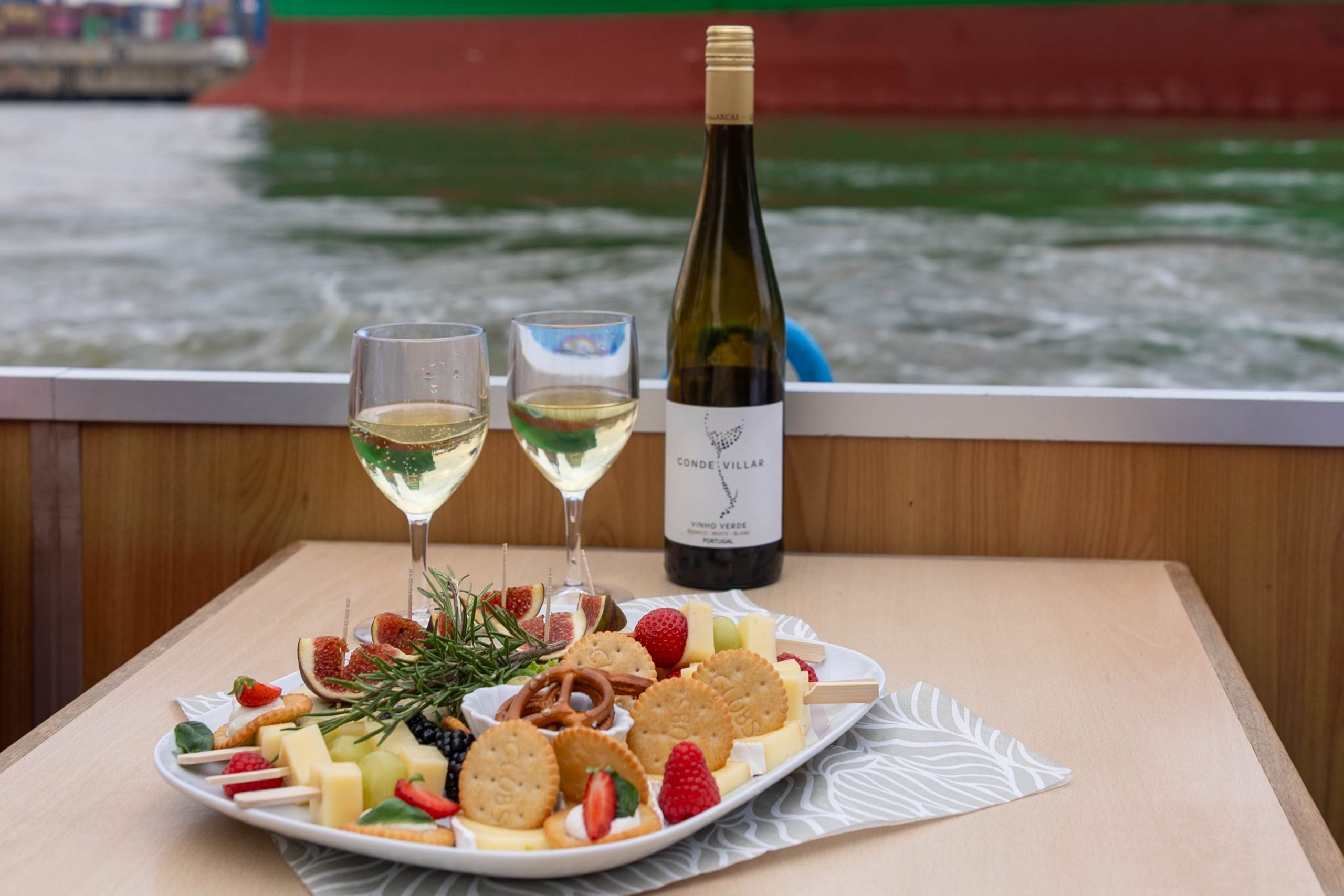 Wein & Käse Hafenrundfahrt 20 Leckere Käseplatte mit deinem Lieblingswein – jetzt an Bord kommen!