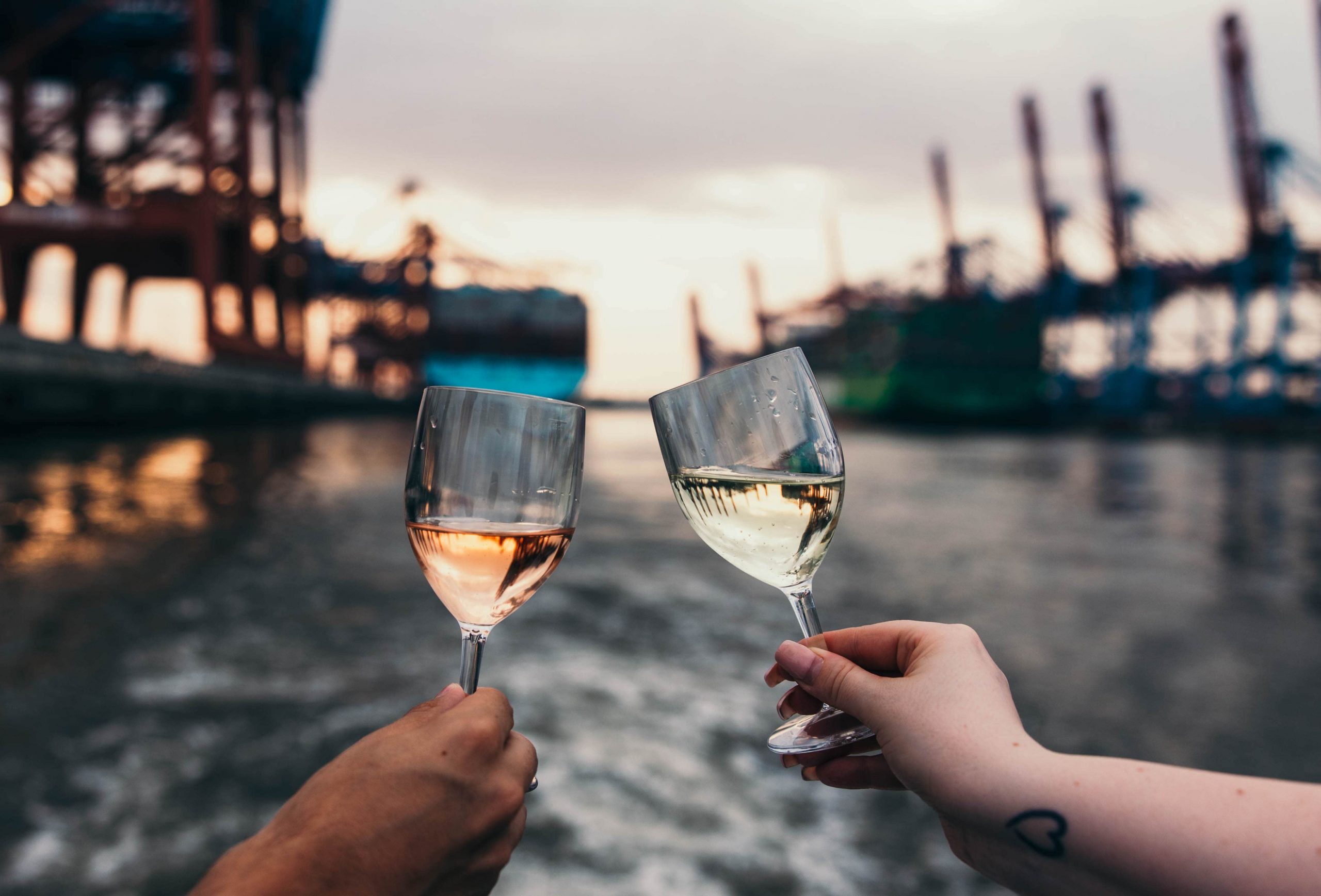 Wein & Käse Hafenrundfahrt 21 Weinfahrt in Hamburg und dazu köstlichen Käse genießen
